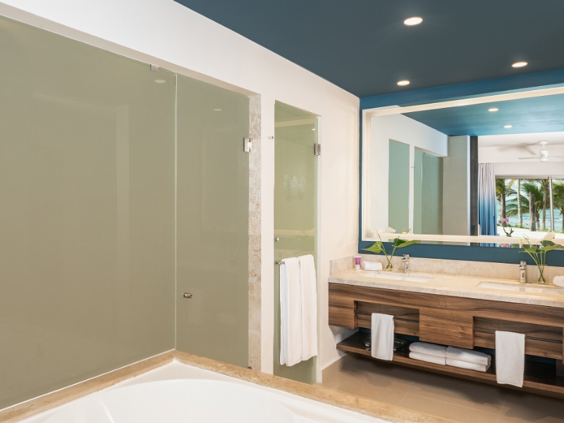 Junior Suites Bathroom