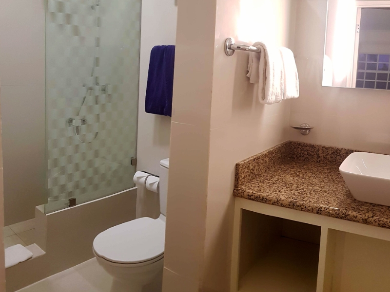 Deluxe One Bedroom Partial Ocean View Bathroom