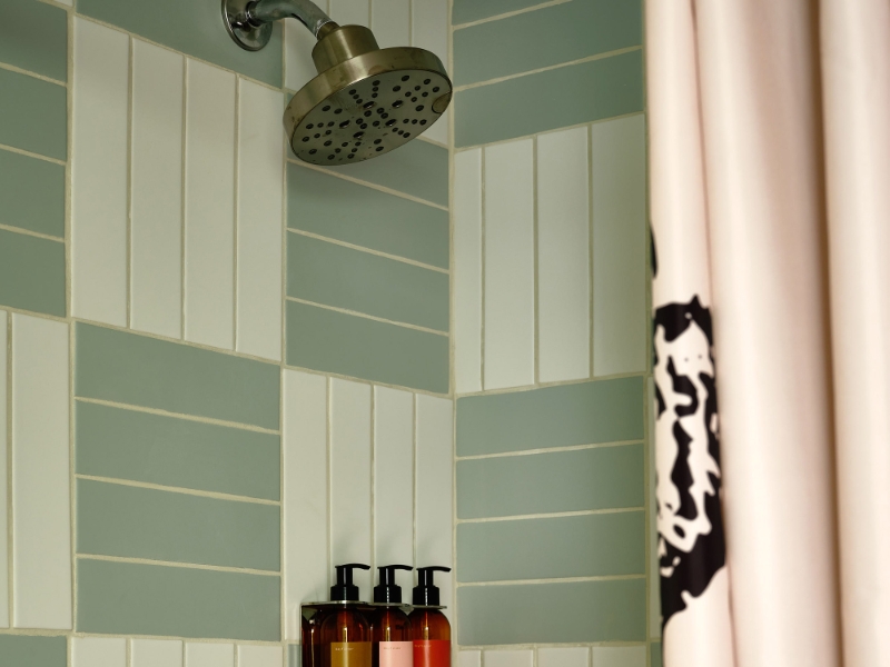 Room One King Bed Bathroom