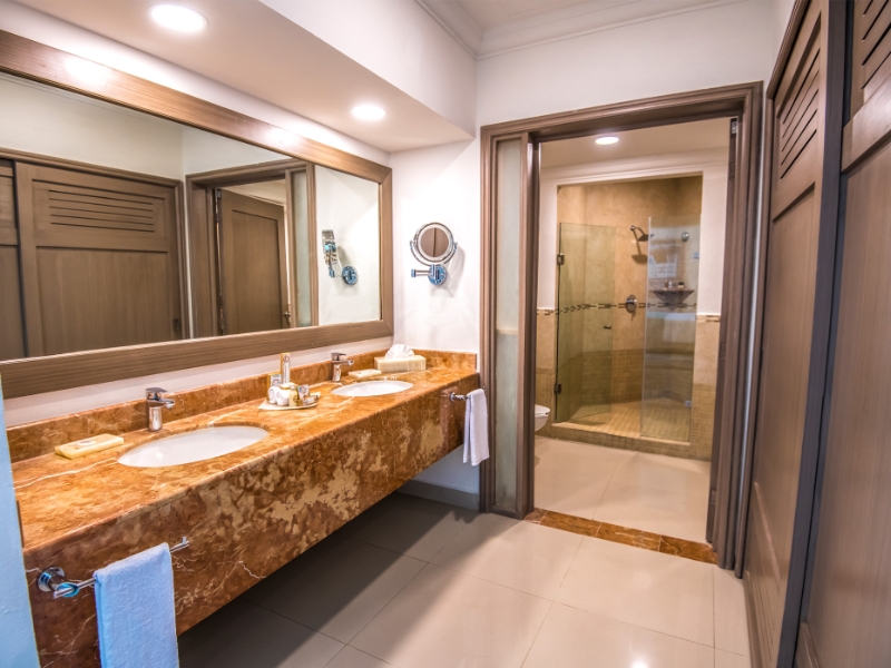 Master One Bedroom Suite Oceanfront Bathroom
