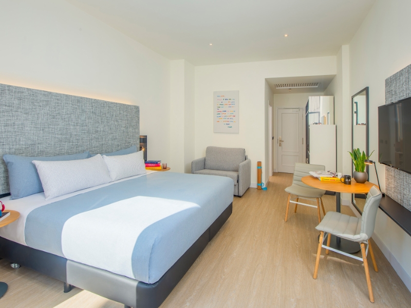 The Studio Vista Gran Via View with Art