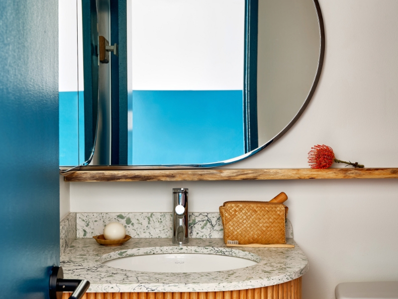 Room One King Bed Bathroom