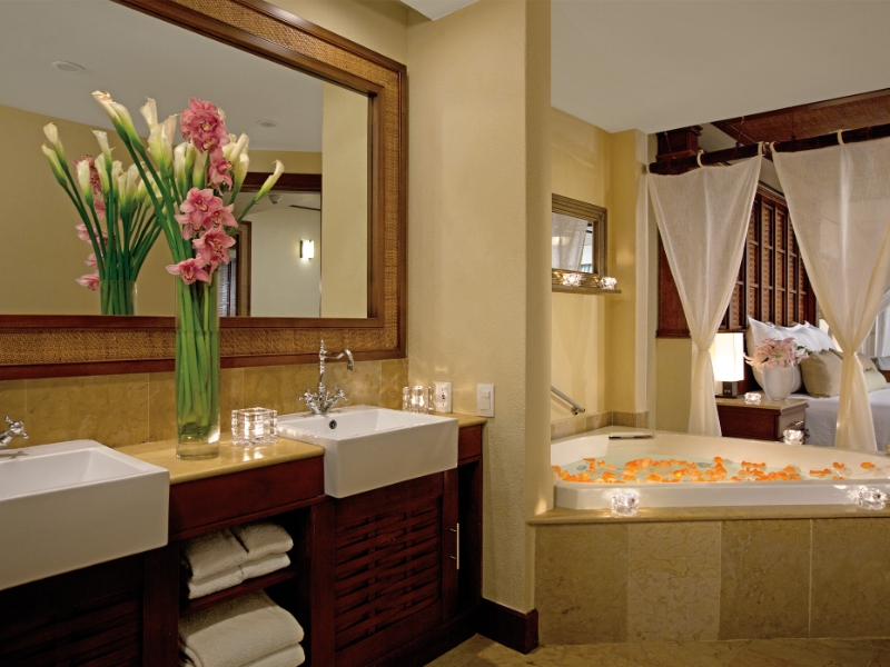 Preferred Club Ocean Front Honeymoon Suite Bathroom