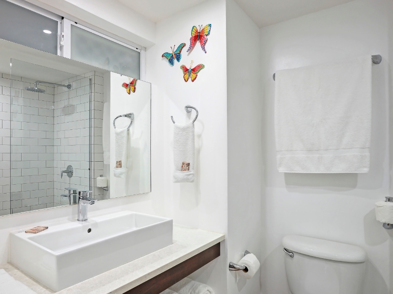 Deluxe Studio Bathroom 01