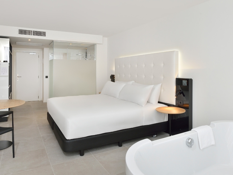 The Innside Premium Swim Up Bed