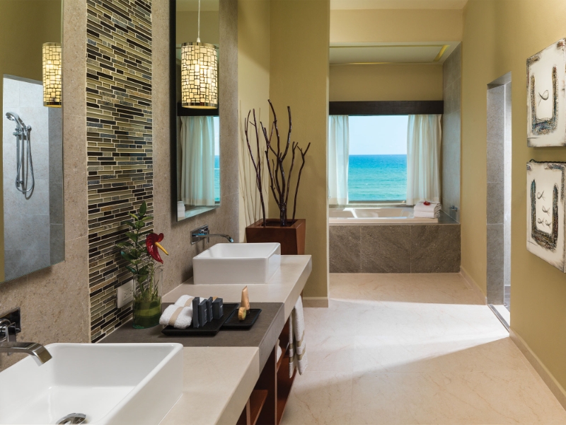 Oceanfront  Three Bedroom Jacuzzi Suite Restroom