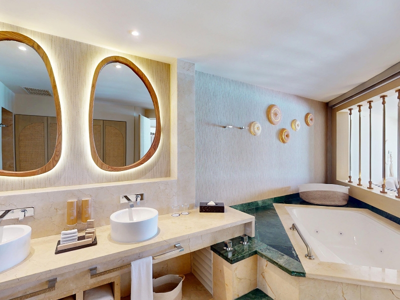 Royal Suite Double Jacuzzi Bathroom