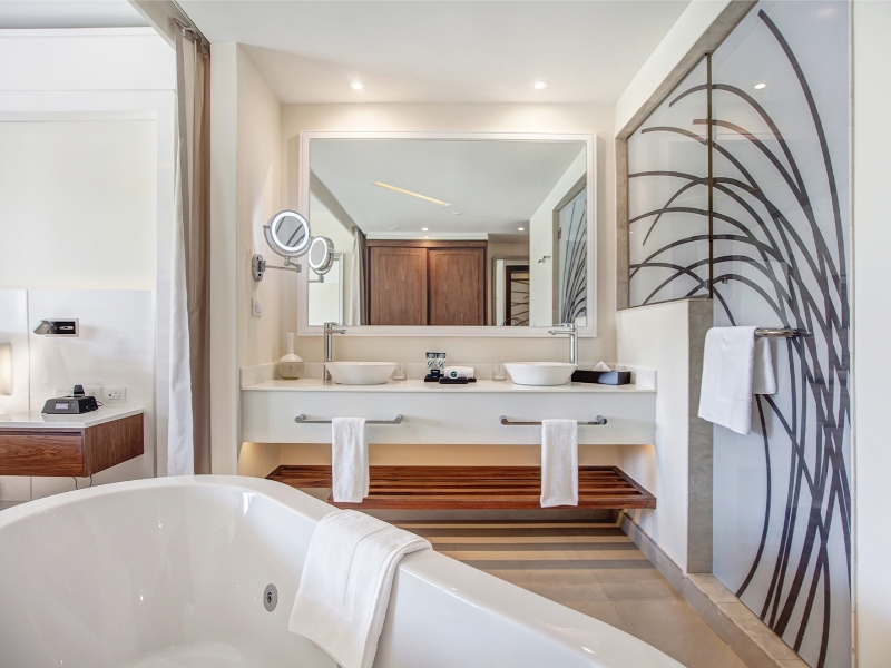 Junior Suite Swim out Bathroom