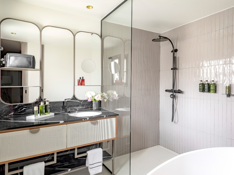 Suite with Balcony Bathroom