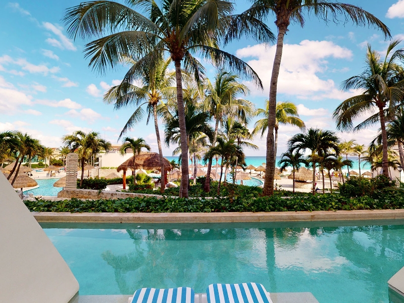 Deluxe Swim up King Pool