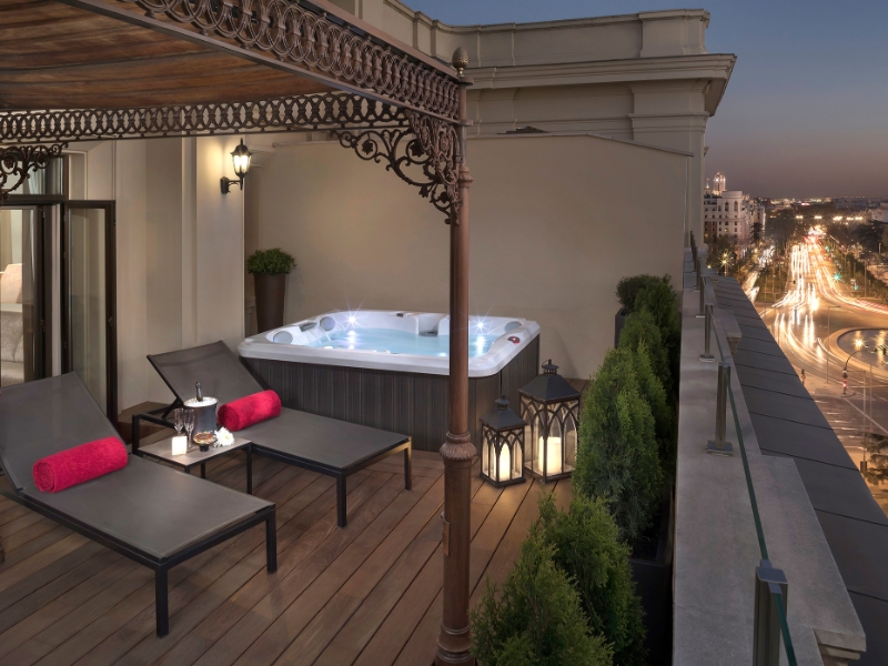 Penthouse Suite Terrace Red Level