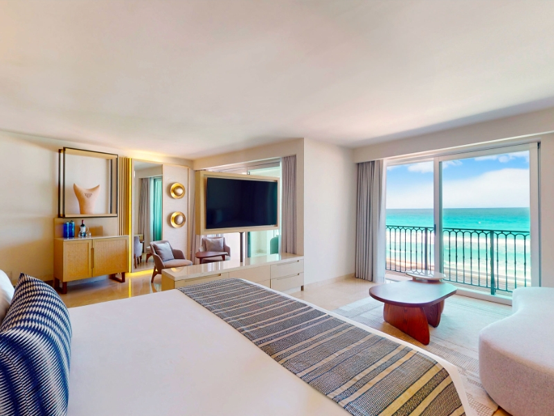 Royal Master Suite Jacuzzi