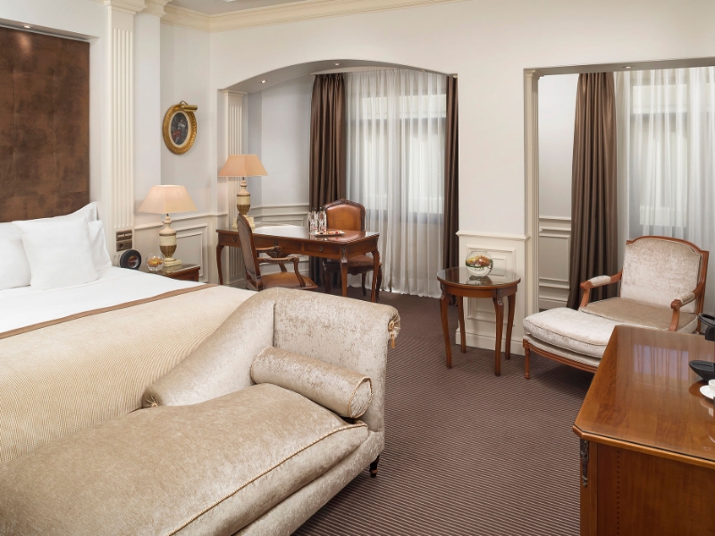 Deluxe Red Level Room