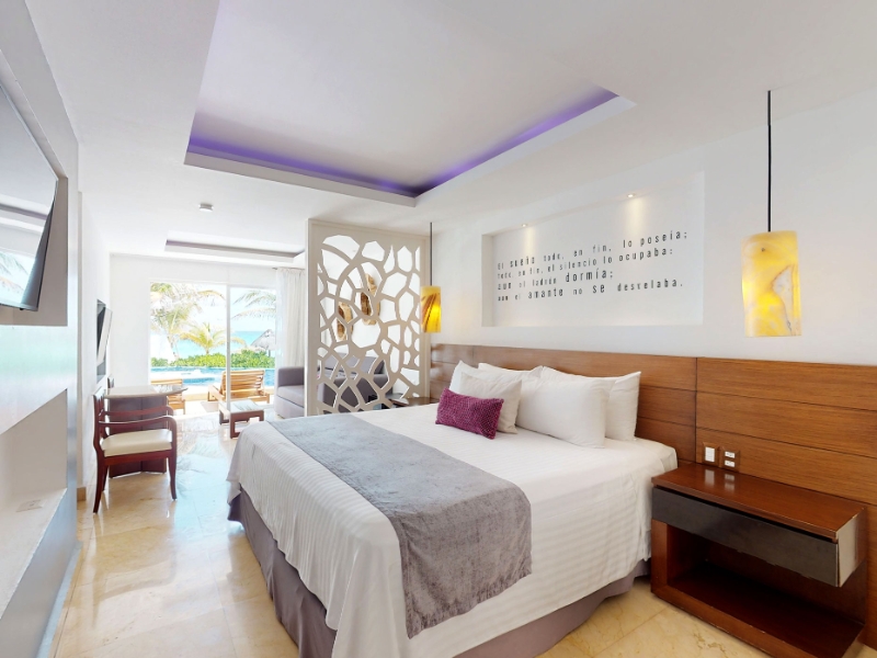 Swim Up Junior Suite