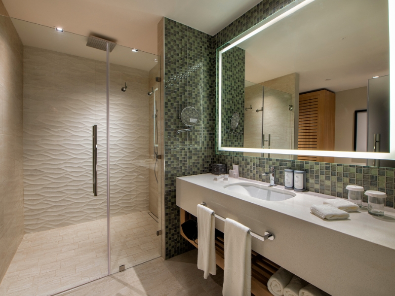 Junior Suite Tropical Bathroom