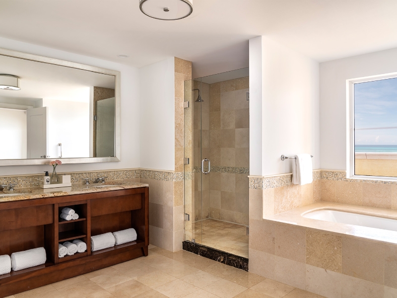 Deluxe Suite Bathroom