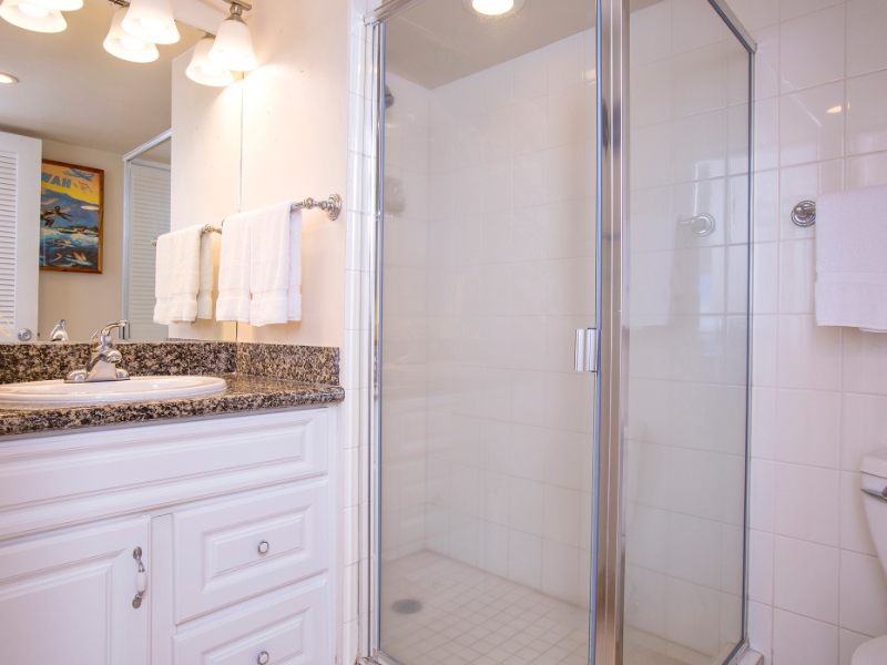 One Bedroom Two Bath Oceanfront Standard Bathroom