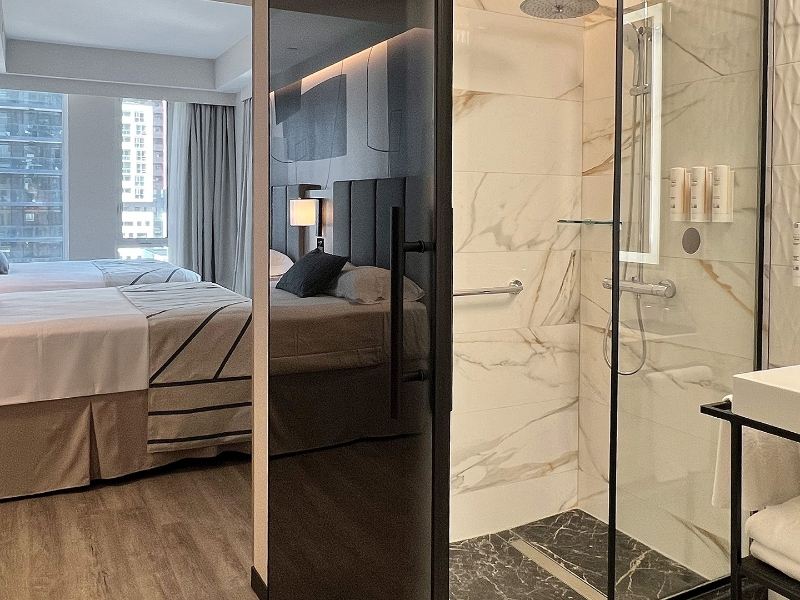 Deluxe two queen beds Bathroom