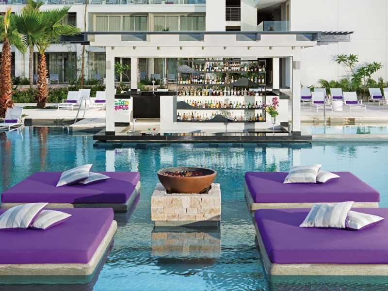 Twist Squeeze–Swim Up Bar