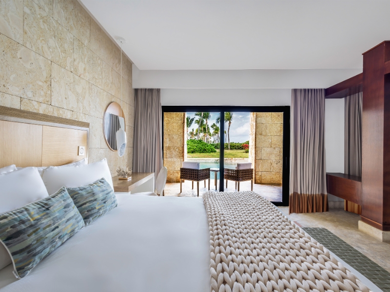 Junior Suite Swim Up Bedroom Balcony