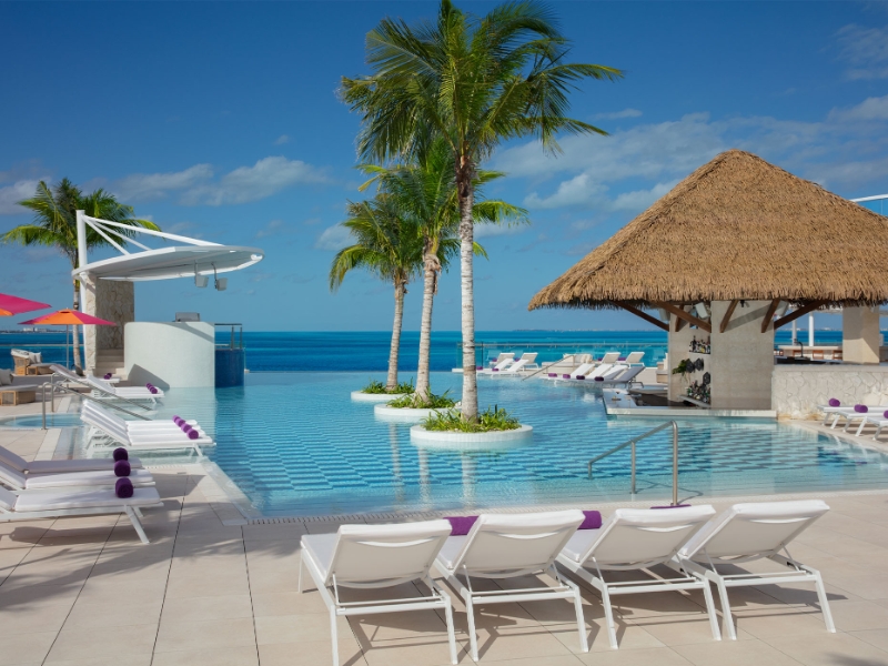 Deep Swim Up Bar at xcelerate Infinity Pool
