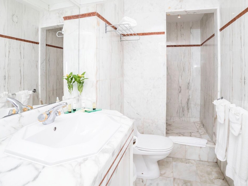 1 Bedroom Suite Lagoon View Bathroom