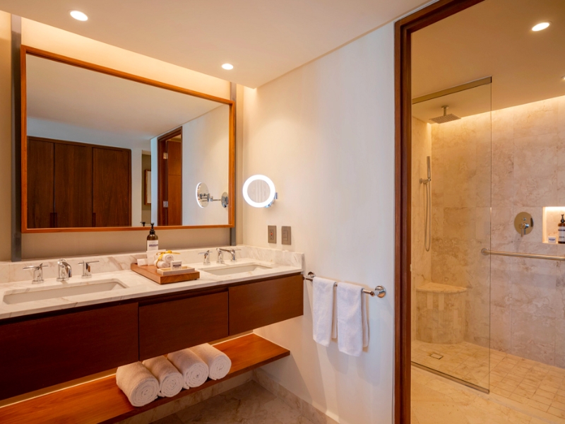 Deluxe Ocean View Balcony Bathroom