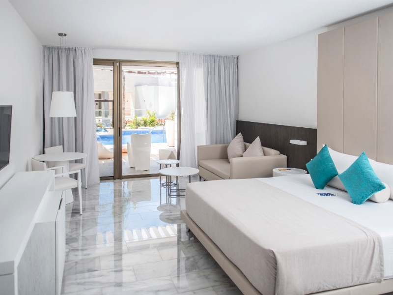 Deluxe Junior Suite Swimout