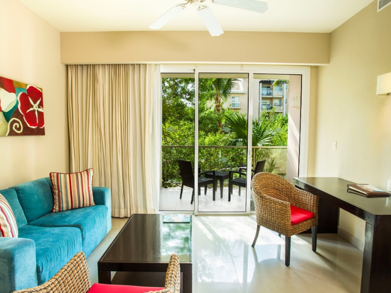 Junior Suite Tropical View Living Area