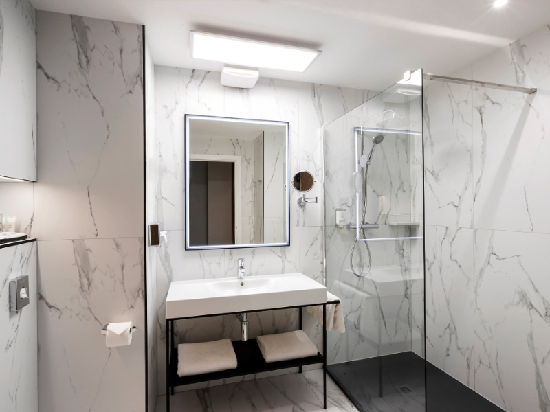 Deluxe Superior Twin Bathroom