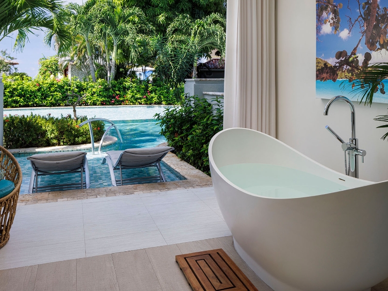 Swim up Club Luxury Room Patio