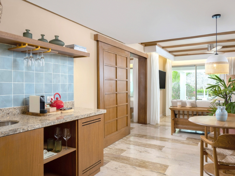 Suite SwimUp Dining Room