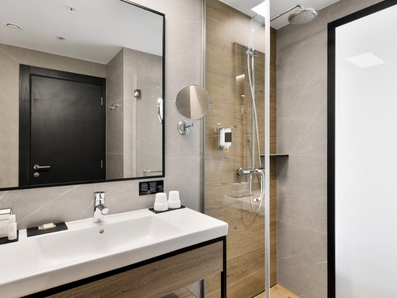 Deluxe King bathroom