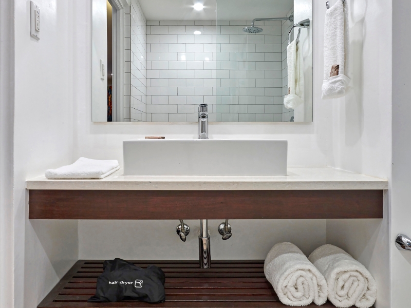 Deluxe Studio Bathroom 02