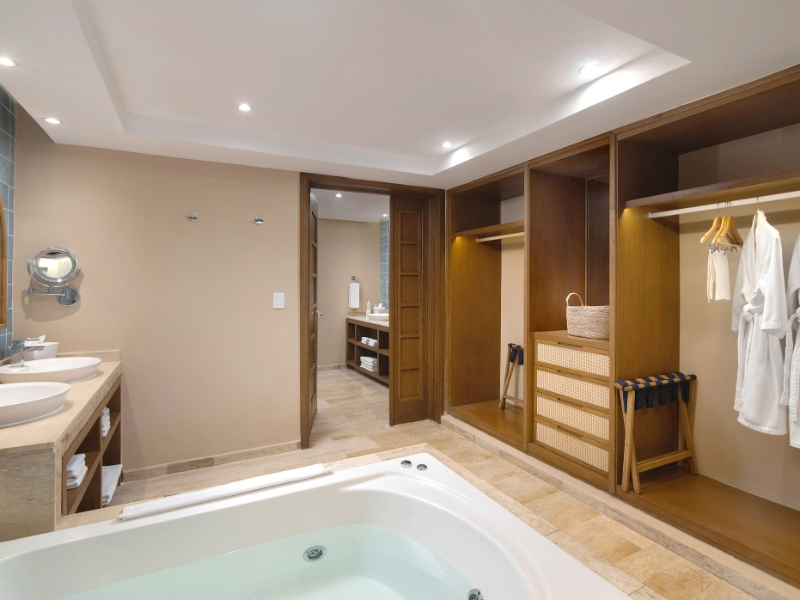 Master Suite SwimUp Bathroom