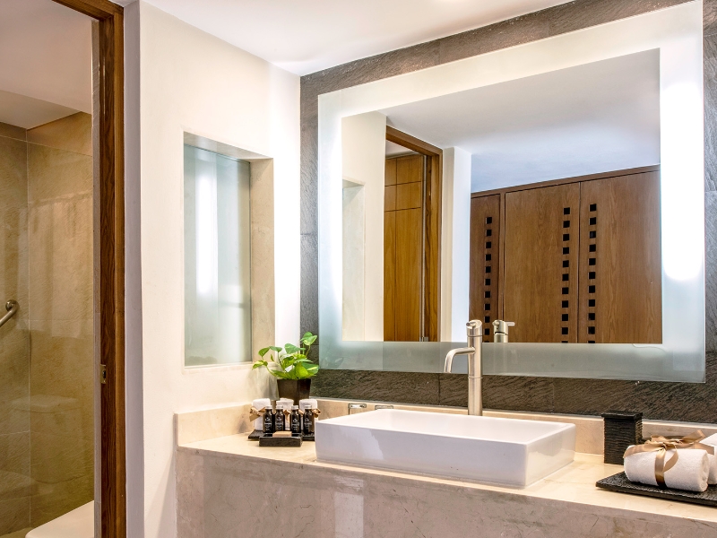 Deluxe Ocean View King Bathroom