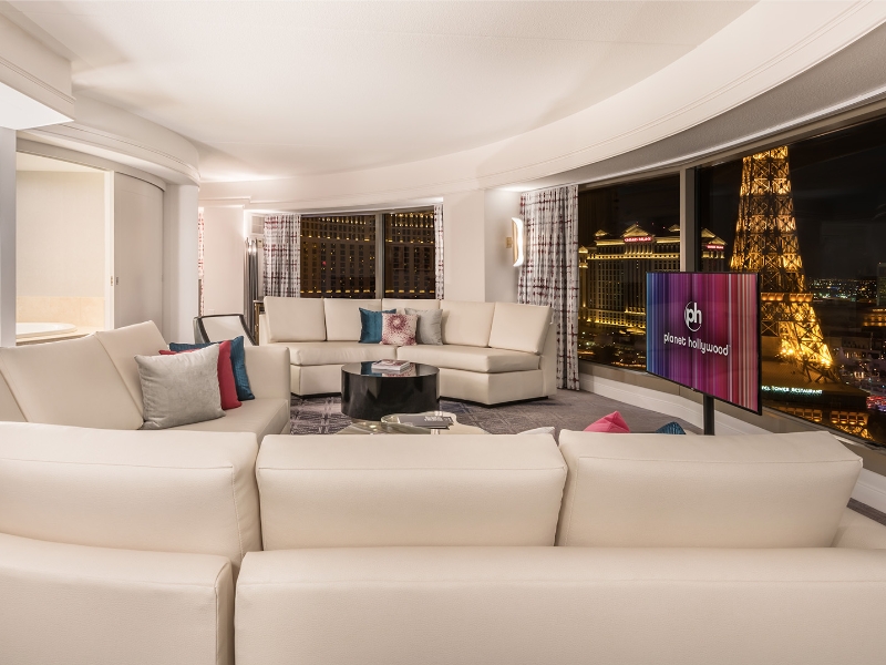 Ultra Panorama Suite Living