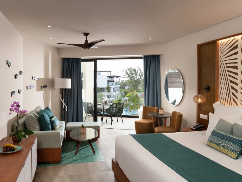 Junior Suite Pool View King Bed