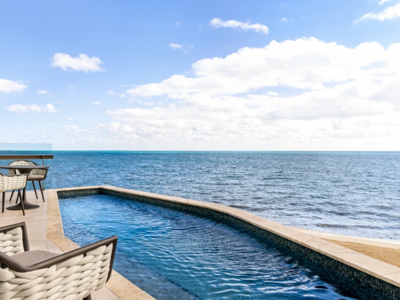 Swim Up Ocean Front One Bedroom Master Suite King Bed