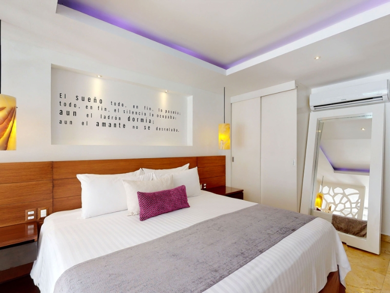 Swim Up Junior Suite