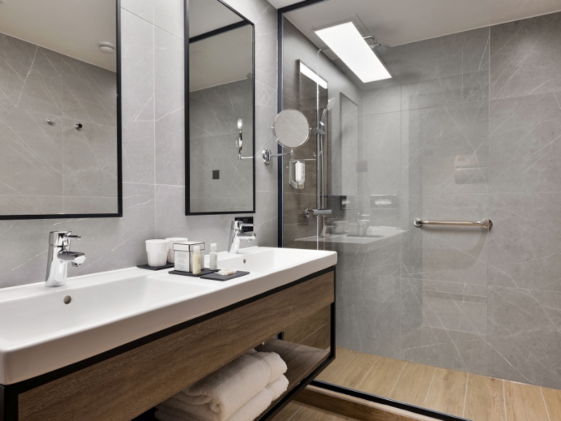 Family Junior Suite King bathroom