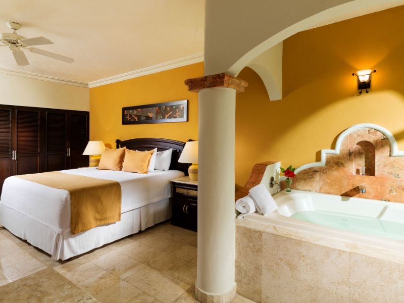 Jacuzzi Jr Suite Bedroom